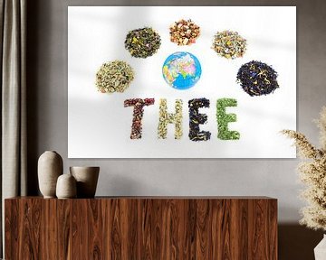 TEA Wort mit Globus und verschiedene Arten von Tee isoliert auf weißem Hintergrund von Ben Schonewille