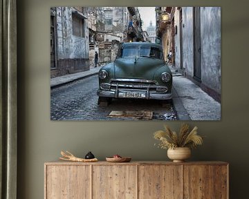 Voiture classique vintage à Cuba dans le centre de La Havane. One2expose Wout kok Photographie. 