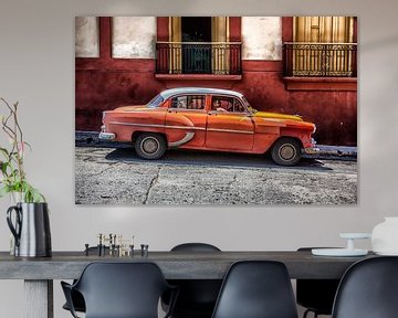 Voiture classique vintage à Cuba dans le centre de La Havane. One2expose Wout kok Photographie. sur Wout Kok