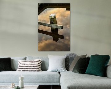 Meerpaal in een weerspiegeling van de wolken lucht in het water. One2expose Wout Kok Photography van Wout Kok