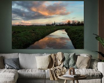De stad IJlst in Friesland met op de voorgrond een spiegeling van de lucht in een sloot. One2expose  von Wout Kok