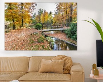 Waldteich mit Holzbrücke und herbstfarben im Herbst von Ben Schonewille