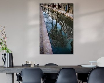 Reflet des maisons du canal dans l'eau de l'Oudegracht à Utrecht. One2expose Wout Kok Pho