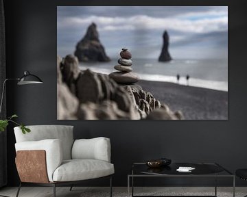 steenmannetje aan kust van Vik (IJsland) van eusphotography