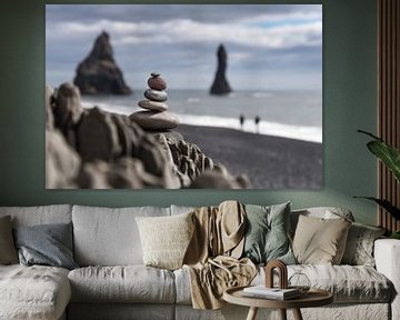 homme de pierre sur la côte de Vik (Islande) sur eusphotography