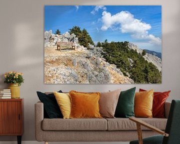 Holzbank auf dem Berg mit Felsen und Bäumen in Kefalonia Griechenland von Ben Schonewille