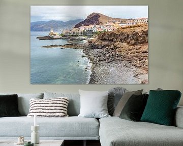 Kust in Madeira Portugal met dorp zee strand en bergen. van Ben Schonewille