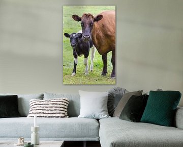 Bruine koe staat samen met bont kalf in wei van Ben Schonewille