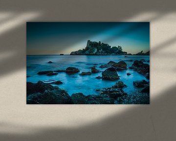 sicilie isabella taormina zee met berg op fotoposter of  wanddecoratie
