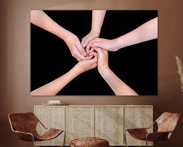 Fünf Arme und Hände von Mädchen  miteinander zusammen auf schwarzem Hintergrund von Ben Schonewille