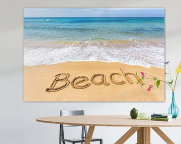 Woord Beach geschreven in zand op strand bij zee