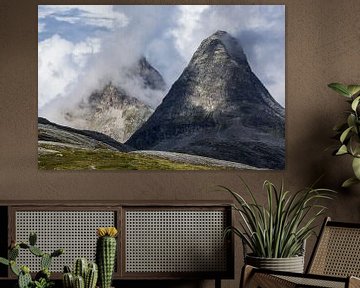 Landscape with mountains and clouds in Norway van Rico Ködder