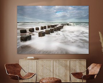 Groynes on shore of the Baltic Sea on a stormy day sur Rico Ködder