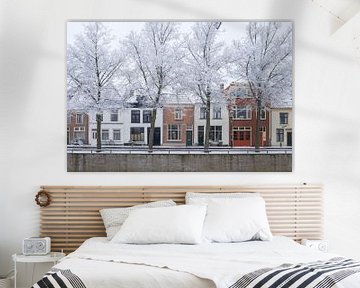 Les maisons hollandaises typiques dans la ville de Kampen avec le gel ont couvert des arbres sur Sjoerd van der Wal Photographie