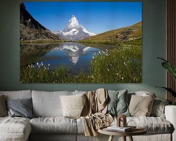 De Matterhorn spiegelend in de Riffelsee in het prachtige Zwitserland