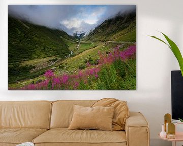 Laaghangende bewolking boven de prachtige Nufenenpas in Zwitserland van Paul Wendels