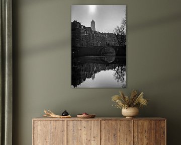 Tegenlicht in Utrecht: De Zandbrug, Oudegracht en de Domtoren bij tegenlicht in zwart-wit van De Utrechtse Grachten