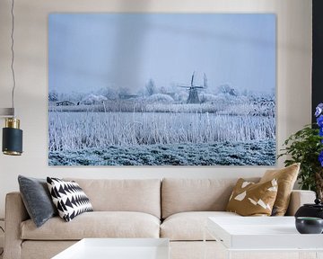 Friese Molen in winter landschap met schaatsers. van Scarlett Bus