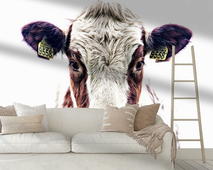 Sfeerimpressie behang: Portret van een nieuwsgierige koe van Jessica Berendsen