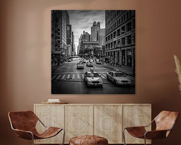 NEW YORK CITY verkeer op 5th Avenue | monochroom van Melanie Viola
