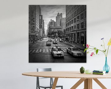 NEW YORK CITY verkeer op 5th Avenue | monochroom van Melanie Viola