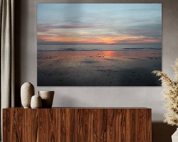 Zonsondergang met weerspiegeling op strand Vlissingen van Mireille Zoet
