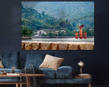 Torii bij de Itsukushima Shrine, Japan by H Verdurmen