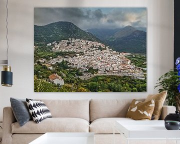 Stadtbild von weißem Dorf Ojen, Spanien von Atelier Liesjes