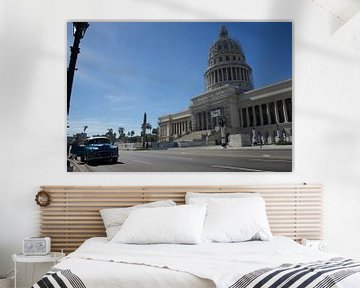 Klassieke Chevrolet voor el Capitolio in Havana van Bart Muller