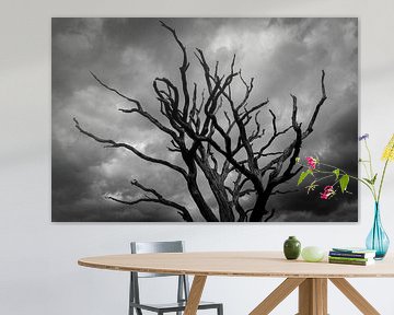 Dode boom tekent af tegen donkere wolken van Atelier Liesjes