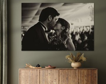 Kus uit liefde tijdens huwelijk in zwartwit van Atelier Liesjes