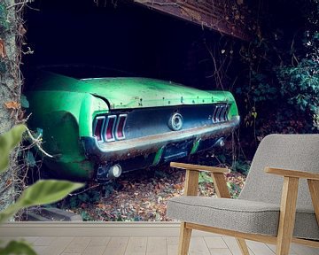 Verlaten Ford Mustang in Garage. van Roman Robroek - Foto's van Verlaten Gebouwen