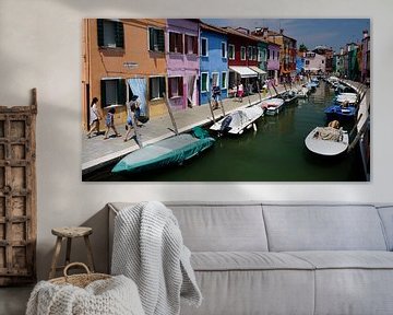 Bunte Häuser in Burano, in der Nähe von Venedig, Italien von Atelier Liesjes