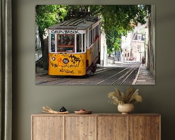 Lissabon straat tram van Dennis van de Water