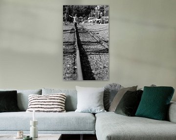 Jongentje loopt over treinrails von Jonathan Vandevoorde