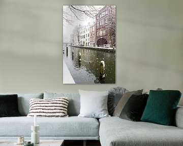 Winter in Utrecht. Besneeuwde dukdalven in de Oudegracht. van André Blom Fotografie Utrecht