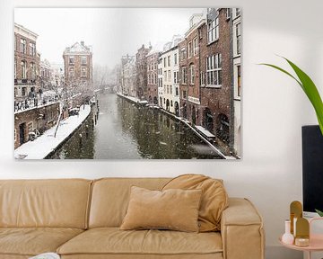 Winter in Utrecht. De Lichte en Donkere Gaard gezien vanaf de Maartensbrug. van De Utrechtse Grachten