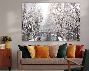 Winter in Utrecht. De Gaardbrug over de Oudegracht in de sneeuw. van De Utrechtse Grachten