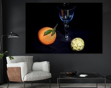 Apfelsine und Cherimoya mit blauem Weinglas von Dieter Meyer