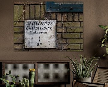 Afsluiter bord op muur, urbex van Ada van der Lugt