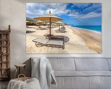 Sand Strand mit Sonnenschirmenn an der Küste in Kefalonia  Griechenland von Ben Schonewille