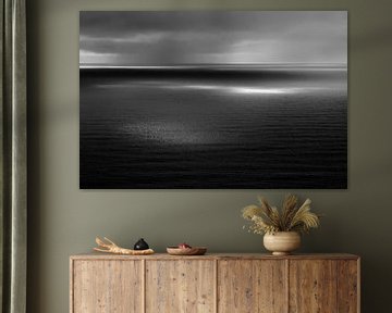 Uitzicht over zee/oceaan, Reynisfjall, Vik, IJsland (zwart-wit) von Roel Janssen