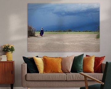 Masaai meneer met onweer op de achtergrond