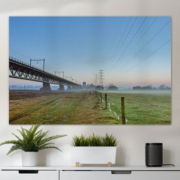 Spoorbrug bij zonsondergang