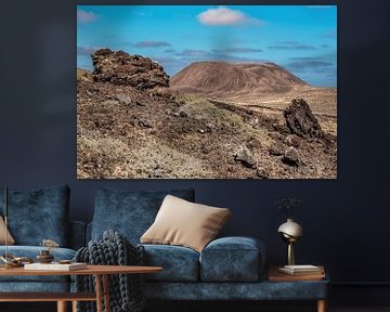 Landschap Lanzarote met lava rotsblokken op de voorgrond. by Harrie Muis