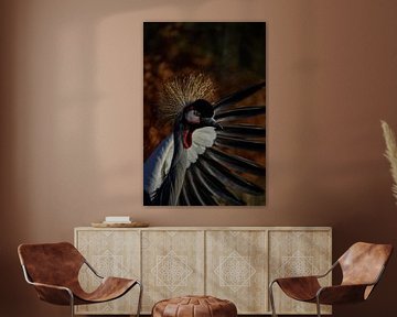 Kroonkraanvogel met vleugel van Yvonne van der Meij