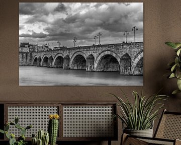 Schwarz-Weiß-Foto der Sint-Servaas-Brücke in Maastricht