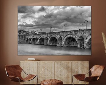 Zwart wit foto van de Sint-Servaasbrug in Maastricht van Geert Bollen