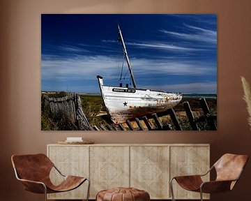 Schipbreuk, oude vissersboot in de Algarve, Portugal. van Iris Heuer