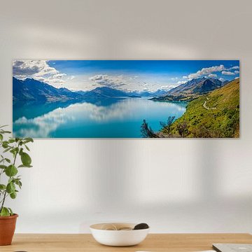 Route le long du lac Hawea, Nouvelle-Zélande